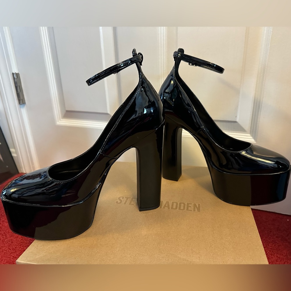 Steve Madden Skyrise Black Patent Leather Pumps Gem